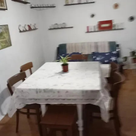 Retro House * Becej